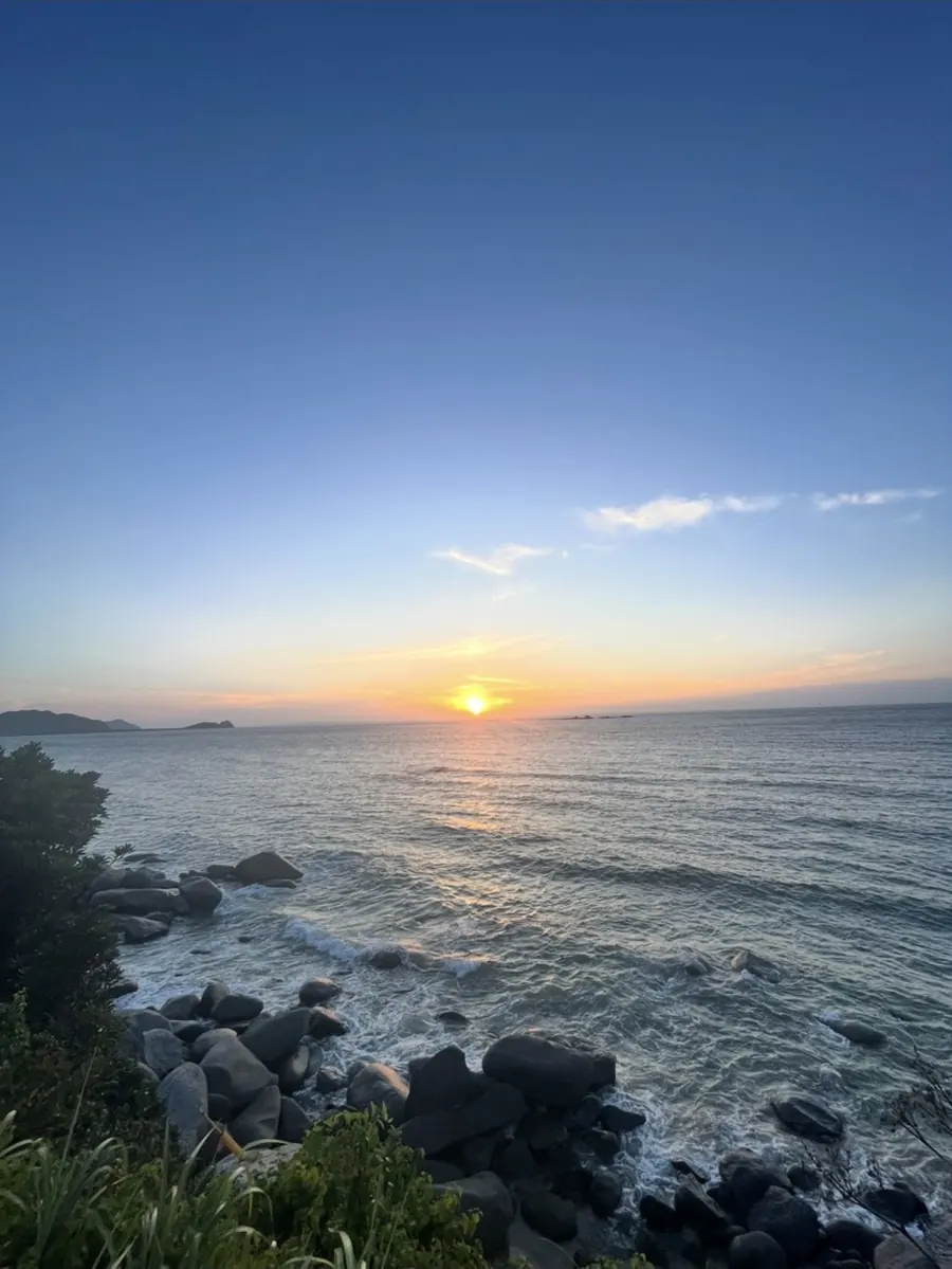 糸島の海。岩場に朝日が差している